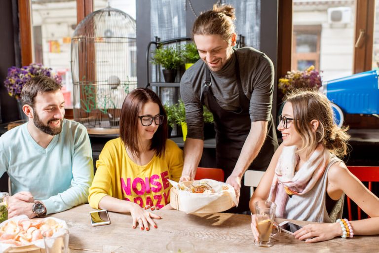 Dialog w restauracji po niemiecku - zwroty i przykładowe dialogi